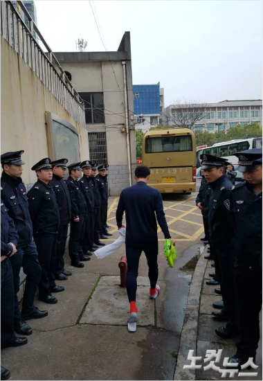 울리슈틸리케감독과축구국가대표팀선수들은중국공안의철저한경비속에지난20일중국창사의후난인민체육장에서훈련을마쳤다.창사(중국)=오해원기자