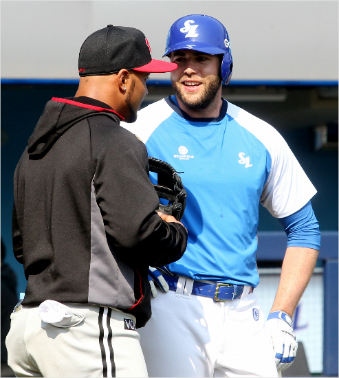 '존넓던데?얘기랑다르잖아'올시즌새외국인타자들은투수들에비해시범경기에서상대적으로좀처럼기량을보이지못하는모양새다.사진은지난17일대구경기에앞서대화를주고받는3년차LG루이스히메네스(왼쪽)와삼성새외인다린러프의모습.(자료사진=삼성)