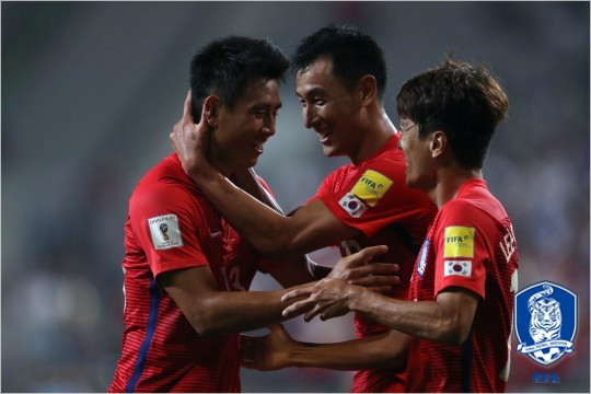 구자철(왼쪽)과지동원(가운데)은독일분데스리가아우크스부르크는물론,대표팀에서도함께활약하며특유의'찰떡호흡'을자랑한다.(사진=대한축구협회제공)