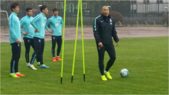 차두리전력분석관은중국과2018러시아월드컵아시아지역최종예선6차전을앞두고선수단에수비전술을지도하는사실상'코치'역할을수행하고있다.(사진=대한축구협회제공)