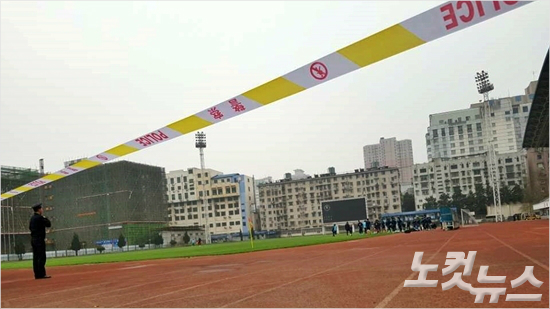 중국공안의삼엄한보호속에중국창사의후난인민체육장에서중국전대비훈련을하는축구대표팀의모습.설기현코치는공격을,차두리전력분석관은수비로전문분야를나눠후배들을지도했다.창사(중국)=오해원기자