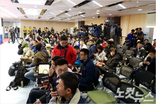 한국과중국의2018러시아월드컵아시아지역최종예선6차전공식기자회견에는양국취재진이약200명이나모였다.특히중국취재진만150명이넘어마르셀로리피감독부임후한층뜨거워진취재열기를확인할수있다.창사(중국)=오해원기자