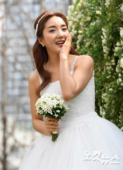 S.E.S바다가23일오후서울중구중림동약현성당에서진행된결혼식기자회견에참석해포즈를취하고있다.(사진=이한형기자)