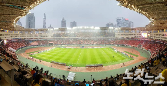 3만1천여명의축구팬이운집한중국창사의허룽스타디움.중국축구대표팀은23일한국전의1-0승리까지창사에서열린9차례A매치에서5승4무의무패행진을이어갔다.중국(창사)=오해원기자
