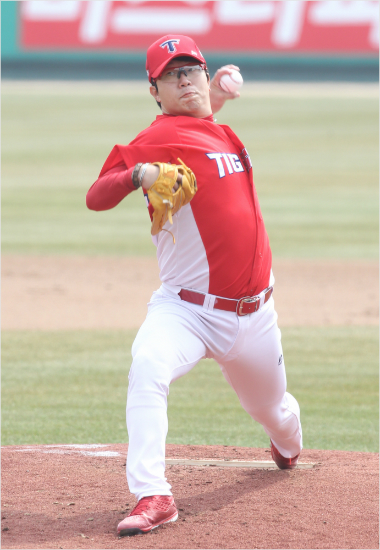 '우승하고해외간다'KIA에이스양현종이23일한화와원정시범경기에서힘차게공을뿌리고있다.(대전=KIA)
