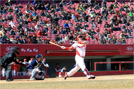 '진짜실력은정규리그때'KIA최형우가지난14일올시즌시범경기개막전인두산과홈경기에서타격하는모습.(자료사진=KIA)