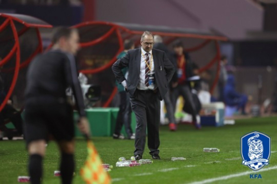 '고개숙인슈틸리케'한국축구대표팀의사령탑울리슈틸리케감독이23일중국창사의허룽스타디움에서열린중국과2018러시아월드컵최종예선A조6차전에서0-1로패하고고개를떨궜다.(사진=대한축구협회제공)