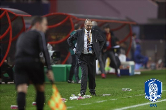 울리슈틸리케감독은단순히결과뿐아니라내용에서도마르첼로리피감독과맞대결에서완패했다.(사진=대한축구협회제공)