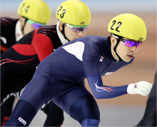 '금메달유니폼인데...'대한빙상경기연맹은지난15일최근5년동안경기복등용품을지원해온휠라와우선협상에서결렬을선언하면서'유니폼논란'에휩싸였다.사진은지난달삿포로아시안게임에서이승훈이남자매스스타트경기를하는모습.(자료사진=대한체육회)