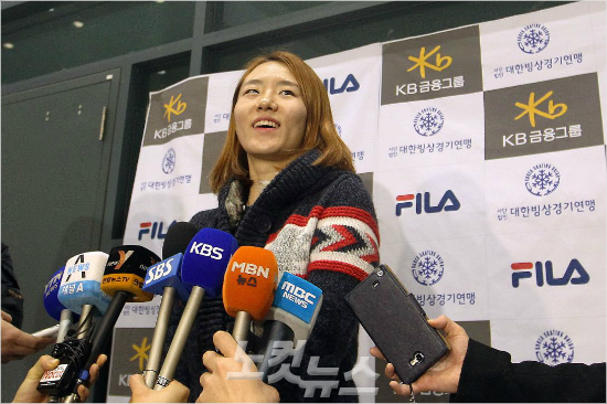 2012-2013시즌미국솔트레이크시티에서열린국제빙상경기연맹(ISU)세계스프린트스피드스케이팅선수권대회에서여자500m세계신기록을세운이상화의인터뷰모습.당시도휠라유니폼을입고세계기록을세웠다.(자료사진)