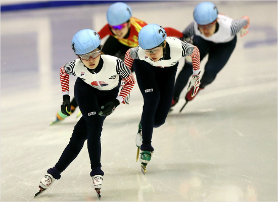 지난달삿포로동계아시안게임에서최민정(왼쪽)이여자1500m에서심석희등을제치고1위로결승선을통과하는모습.(자료사진=대한체육회)