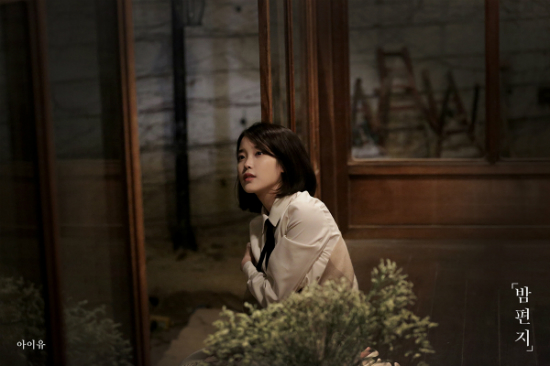 돌아온 음원퀸 아이유, 남풍 잠재우고 차트 휩쓸까
