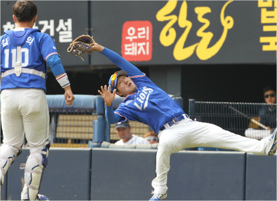 '불안불안하네'24일오후1시서울잠실야구장에서열린'2017프로야구'시범경기두산베어스대삼성라이온즈경기6회말2사1,3루에서두산최주환의파울타구를삼성1루수최영진이잡고있다.(잠실=삼성)