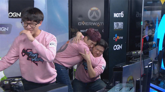 승리와 함께 감격에 젖은 러너웨이 선수들.(사진=에이펙스 중계 캡처)