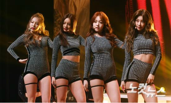 걸그룹걸스데이(소진,유라,민아,혜리)가27일오후서울청담동일지아트홀에서다섯번째미니앨범‘걸스데이에브리데이#5(GIRL'SDAYEVERYDAY#5)’쇼케이스를열고타이틀곡‘I'llbeyours'를선보이고있다.(사진=황진환기자)
