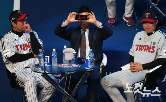 27일오후서울용산구한남동블루스퀘어삼성카드홀에서진행된'2017KBO미디어데이&팬페스트'에서LG양상문감독이개막전선발투수를휴대폰으로알리고있다.(CBS노컷뉴스이한형기자)