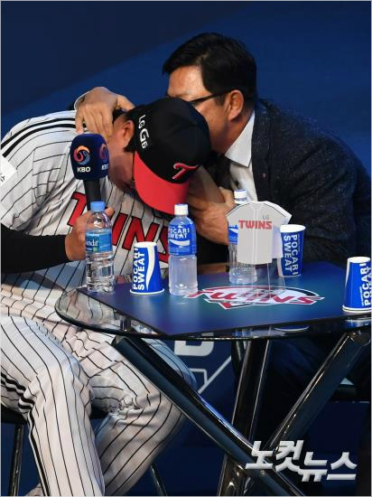 27일오후서울용산구한남동블루스퀘어삼성카드홀에서진행된'2017KBO미디어데이&팬페스트'에서LG양상문감독이류제국선수에게볼뽀뽀를하고있다.(CBS노컷뉴스이한형기자)
