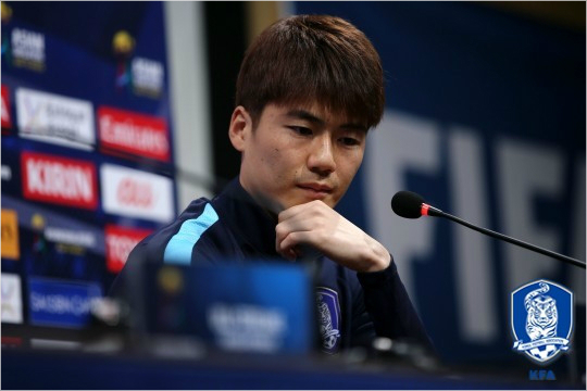 '슈틸리케호'주장기성용은9회연속월드컵본선진출을노리는축구대표팀의현상황이좋지않다는것을솔직하게인정하면서도최악의상황은아니라는점을분명히했다.그는분위기반전을위해시리아와7차전홈경기에서반드시승리가필요하다는점을강조했다.(사진=대한축구협회제공)