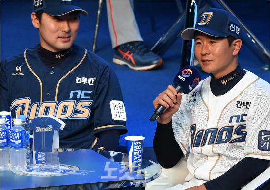 27일오후서울용산구한남동블루스퀘어삼성카드홀에서진행된'2017KBO미디어데이&팬페스트'에서NC손시헌선수가취재진의질문에답하고있다.이한형기자