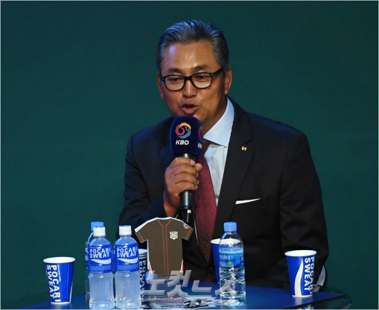 'S존은우리가만드는겁니다'27일오후서울용산구한남동블루스퀘어삼성카드홀에서진행된'2017KBO미디어데이&팬페스트'에서kt김진욱감독이의견을밝히고있다.이한형기자