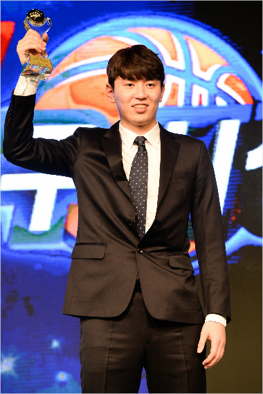 이종현,최준용등을제치고당당히2016-2017프로농구신인왕을차지한인천전자랜드의강상재(사진제공=KBL)