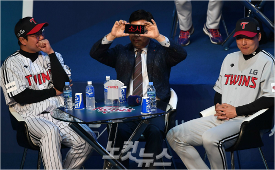 27일오후서울용산구한남동블루스퀘어삼성카드홀에서진행된'2017KBO미디어데이&팬페스트'에서LG양상문감독이개막전선발투수를휴대폰으로알리고있다.이한형기자