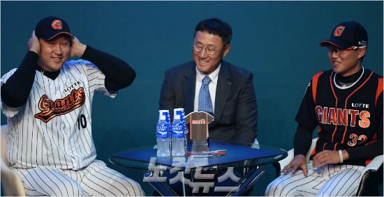 27일오후서울용산구한남동블루스퀘어삼성카드홀에서진행된'2017KBO미디어데이&팬페스트'에서롯데이대호선수가LG팬의요청에손으로귀를막고있다.이한형기자