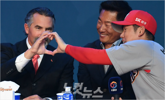 27일오후서울용산구한남동블루스퀘어삼성카드홀에서진행된'2017KBO미디어데이&팬페스트'에서SK박희수선수와트레이힐만감독이손하트를포즈를취하고있다.이한형기자