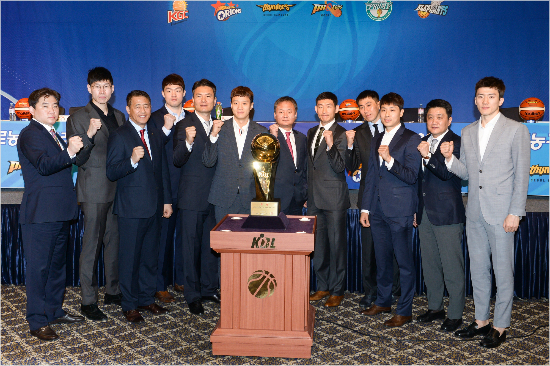 28일오후서울양재동더케이호텔에서2016-2017KCC프로농구플레이오프미디어데이가개최됐다.행사에참석한6개구단감독과선수들이우승트로피앞에서기념촬영을하고있다(사진제공=KBL)