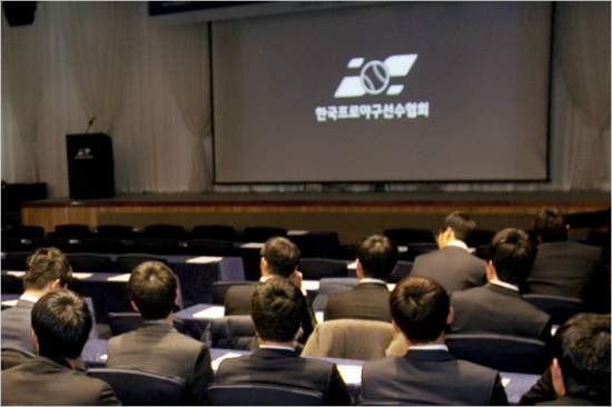 한국프로야구선수협회는28일보도자료를내고이날모스포츠전문지에서보도한'메리트제도부활요청'기사에대해오히려자신들이희생자라며적극해명했다.사진은선수협총회에서진행된신인선수교육모습.(자료사진=프로야구선수협회)