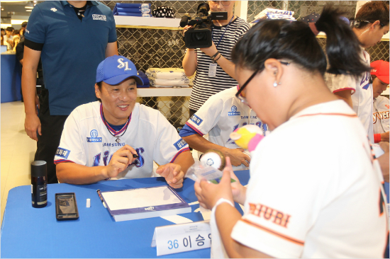 '전설의친절한사인'삼성이승엽이지난해야구의날기념팬사인회에서한팬에게웃으며사인을해주는모습.(자료사진=삼성)