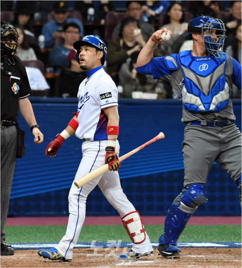 WBC한국대표팀이용규가지난6일오후서울고척스카이돔에서열린'2017WBC서울라운드'개막전이스라엘과의경기5회말삼진아웃을당한뒤덕아웃으로돌아가는모습.(자료사진=황진환기자)