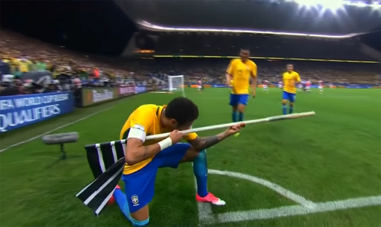 깃대를 뽑아 저격 자세를 취한 네이마르.(사진=월드컵 예선 중계 캡처)