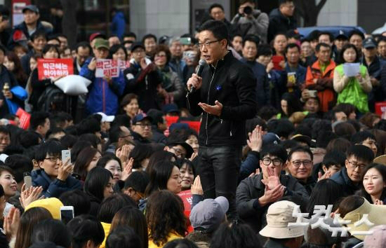 지난해11월12일,촛불집회가열리기전김제동이서울광화문광장에서시민들과대화를나누고있는모습(사진=이한형기자)