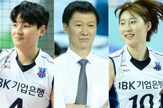 '다음시즌에도함께갈까?'IBK기업은행의김희진(왼쪽)과박정아(오른쪽)가자유계약선수(FA)자격을얻는가운데과연이선수들이다음시즌에도이정철(가운데)감독과함께할수있을지관심이쏠리고있다.(사진=한국배구연맹제공)