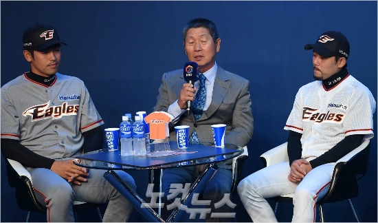 '미디어데이는져도잠실에선이긴다'김성근한화감독(가운데)이지난27일오후서울용산구한남동블루스퀘어삼성카드홀에서진행된'2017KBO미디어데이&팬페스트'에우완이태양(왼쪽),주장이용규와함께나와두산과개막전각오를밝히는모습.(자료사진=이한형기자)