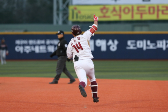 2015년한화와개막전에서넥센서건창이연장12회말끝내기홈런을날리고그라운드를도는모습.(자료사진=넥센)