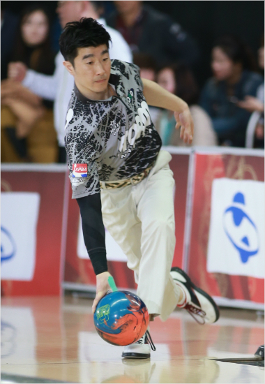 프로볼링데뷔8년만에첫우승을차지한윤여진.(사진=한국프로볼링협회)