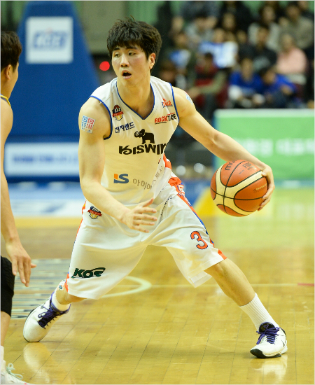 '막을테면막아봐'전자랜드가드김지완이2일삼성과6강플레이오프2차전에서상대김태술의수비속에드리블을하고있다.(잠실=KBL)