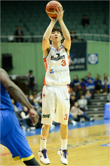 삼성과6강플레이오프에서3점슛을시도하는전자랜드김지완.(잠실=KBL)