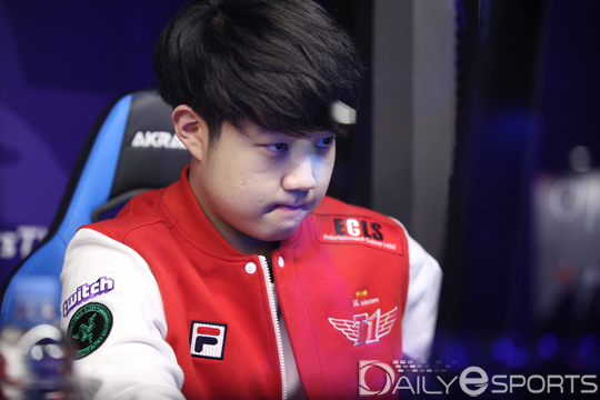 SK텔레콤 T1의 톱 라이너 '후니' 허승훈이 모니터를 뚫어져라 쳐다보고 있다.