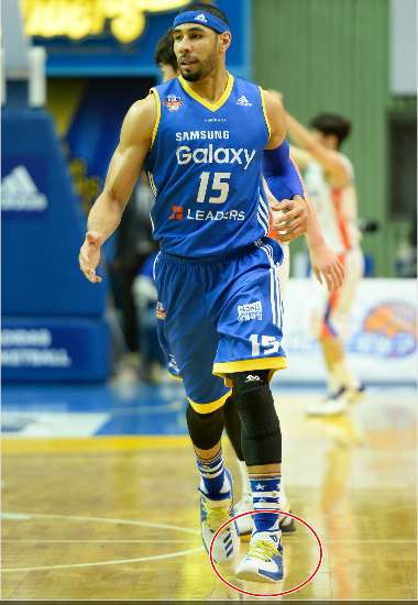 '이왼발에삼성의운명이달렸다'삼성은2일전자랜드와6강플레이오프2차전에서왼발목부상으로출전시간이많지않았던주포문태영(사진)의공백속에패배를안았다.(자료사진=KBL)