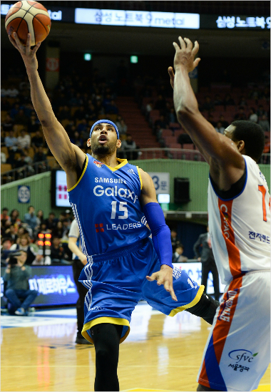 삼성문태영이2일전자랜드와6강플레이오프2차전에서3쿼터상대반칙까지얻어낸레이업슛을성공시키고있다.(잠실=KBL)