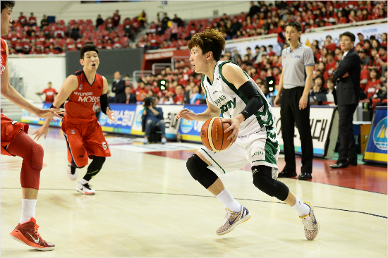 동부와모비스의6강플레이오프경기장면(사진제공=KBL)