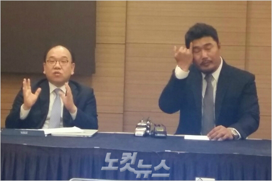'기자회견도무용지물'최근메리트제도부활요청과관련해논란을빚은한국프로야구선수협회이호준회장(오른쪽)이결국3일사퇴의사를밝혔다.사진은지난달30일이회장이김선웅협회사무총장과함께기자회견에나선모습.(자료사진=노컷뉴스)