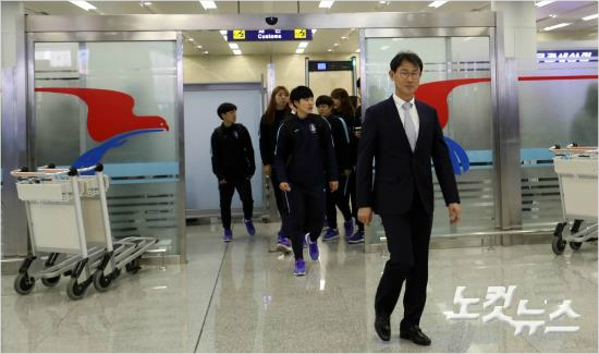 '2018여자아시안컵'예선전을앞둔윤덕여감독과선수들이3일오후북한평양순안공항으로입국,게이트를통과하고있다.(평양(북한)=사진공동취재단)