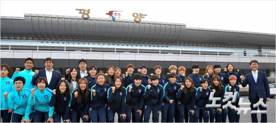2018AFC여자아시안컵예선에참가하는여자축구대표팀선수들이3일평양순안국제공항에도착해기념촬영을하며선전을다짐하고있다.(평양(북한)=사진공동취재단)