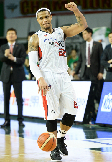 "퐁당퐁당일정이더좋아요."6강플레이오프에서모비스승리를이끈네이트밀러.(사진=KBL제공)