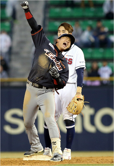 '얼마나하고싶었던세리머니인가'한화김원석이1일두산과원정에서연장11회결승타를때려낸뒤포효하는모습.(자료사진=한화)