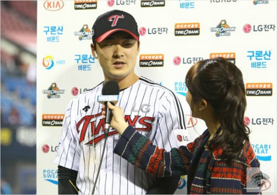 '얼마나하고싶었던인터뷰인가'LG이형종이지난해4월12일롯데와잠실홈경기에서연장끝내기승리를이끈뒤수훈선수인터뷰를하는모습.(자료사진=LG)